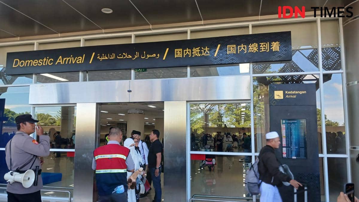 Jemaah haji asal Sulawesi Utara tiba di area kedatangan domestik Bandara Sam Ratulangi Manado dengan petugas bandara dan keamanan.
