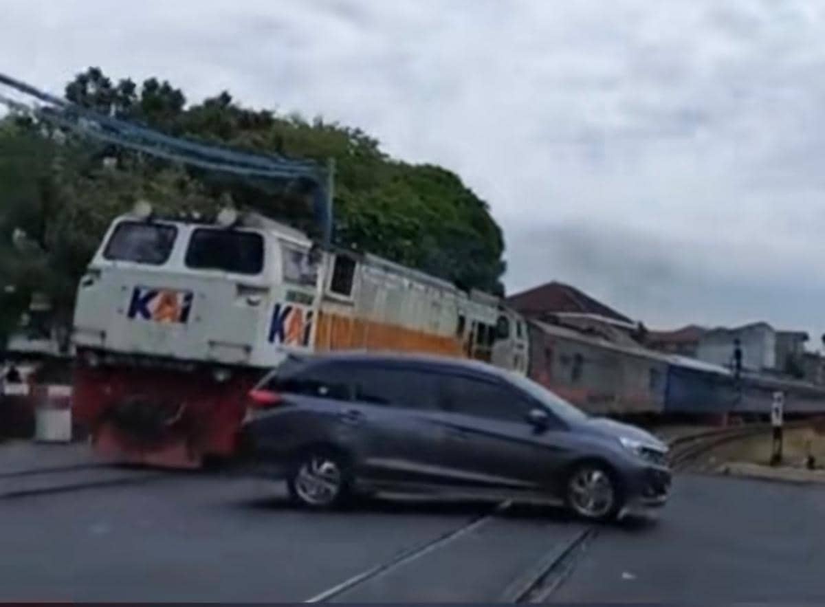 Nekat Terobos Palang Pintu Layur Semarang, KAI Buru Sopir Mobilio