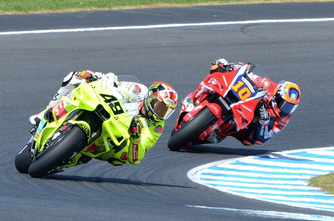 perbedaan helm F1 dan MotoGP