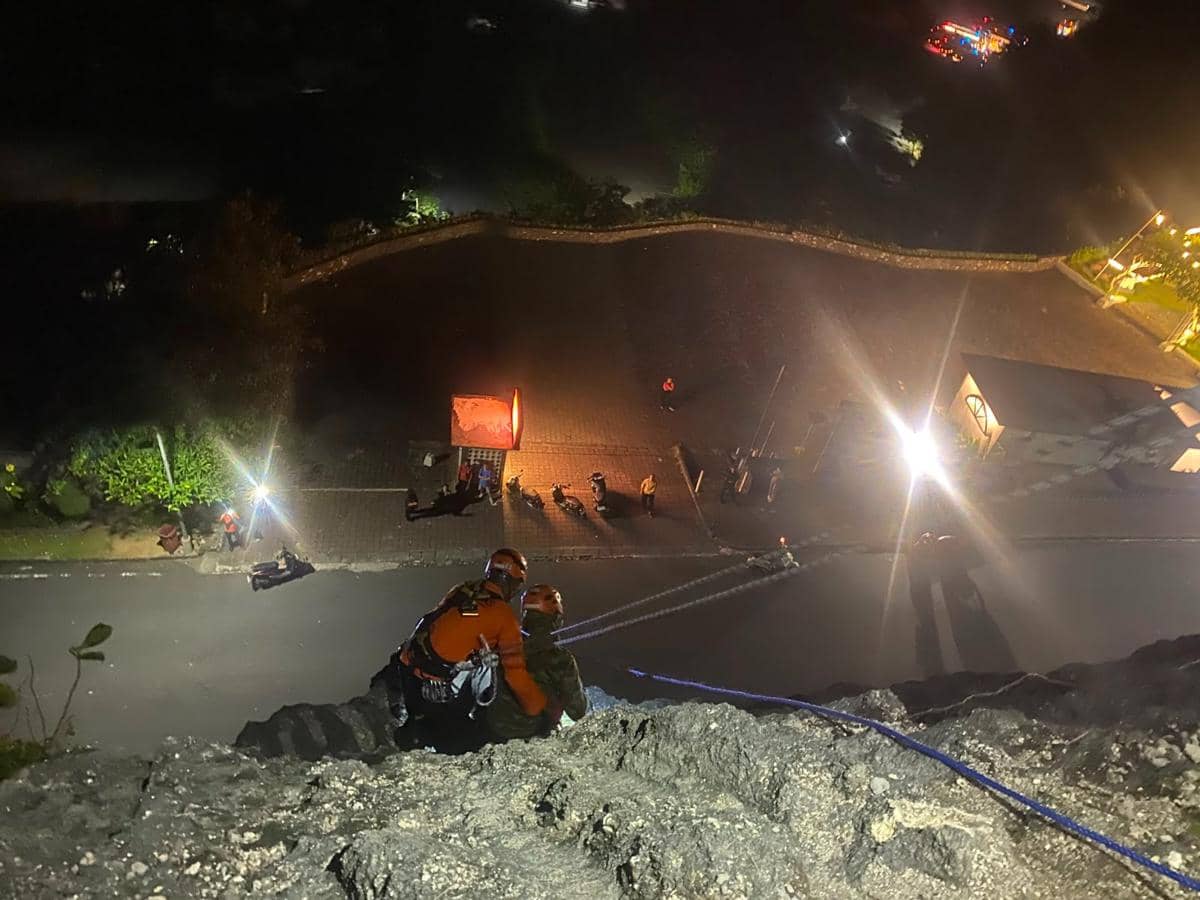 Basarnas Selamatkan Pria Terjebak di Tebing Pantai Pandawa