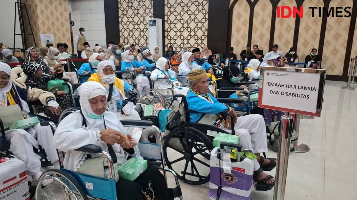 Jemaah Kloter 17 Debarkasi Makassar saat berada di Aula Arafah Asrama Haji Sudiang, Minggu (14/6/2026). IDN Times/Darsil Yahya