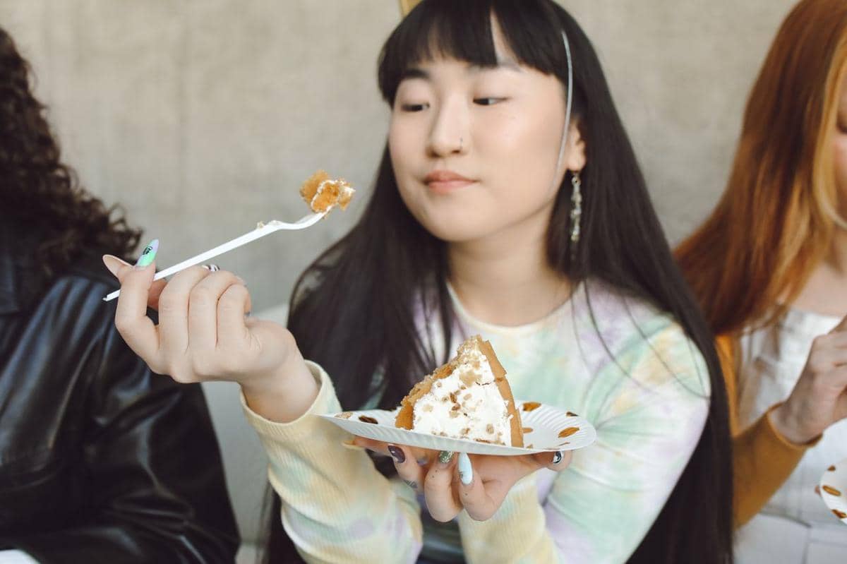 Potret orang makan kue