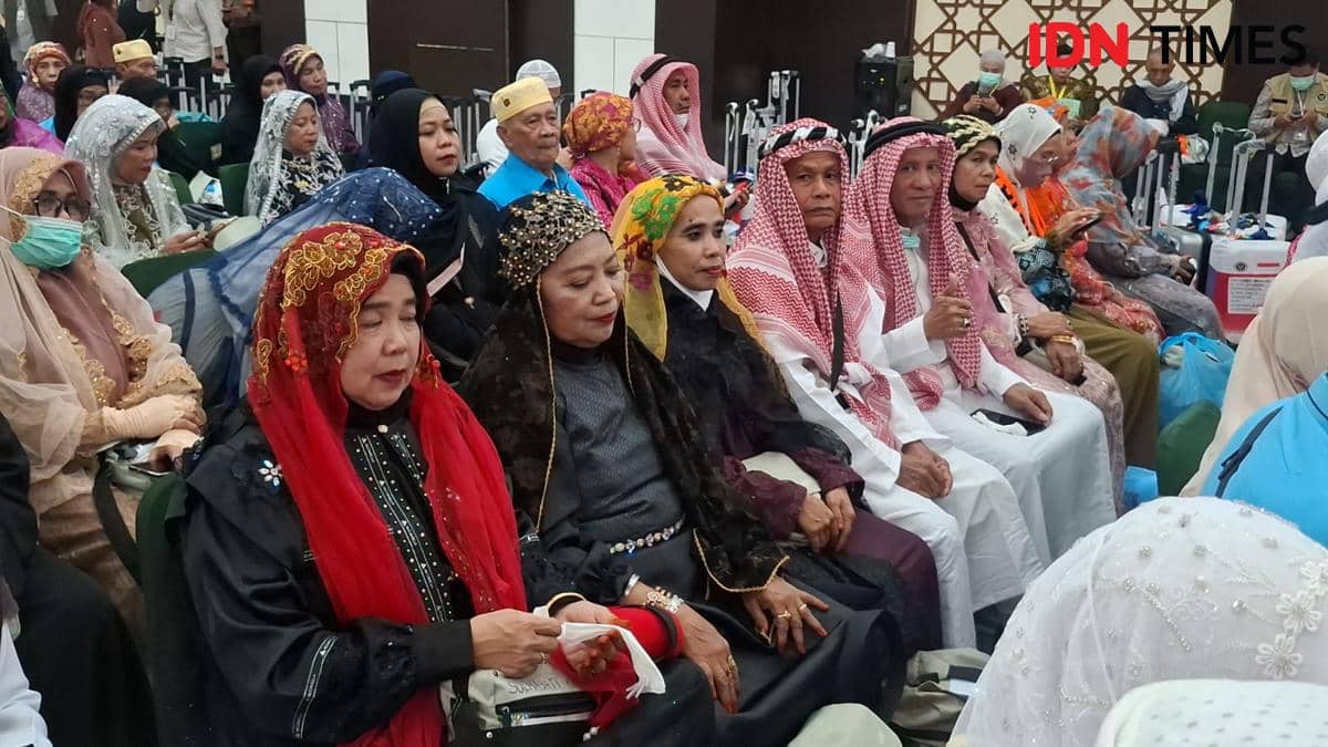 Jemaah Kloter 17 Debarkasi Makassar di Aula Arafah Asrama Haji Sudiang, Minggu (14/6/2026). IDN Times/Darsil Yahya