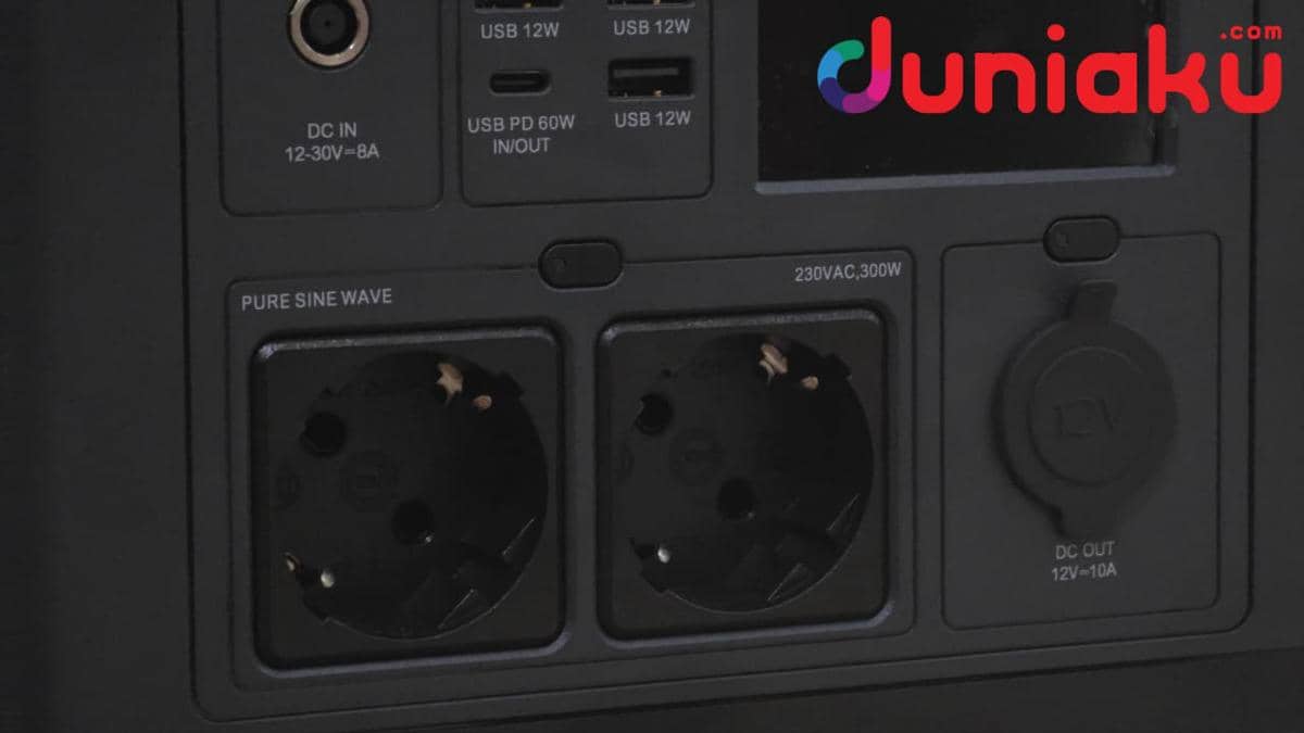 Tampak dekat dua soket pure sine wave pada Schneider OffGrid Portable Power Station dengan port USB dan DC di sekitarnya.