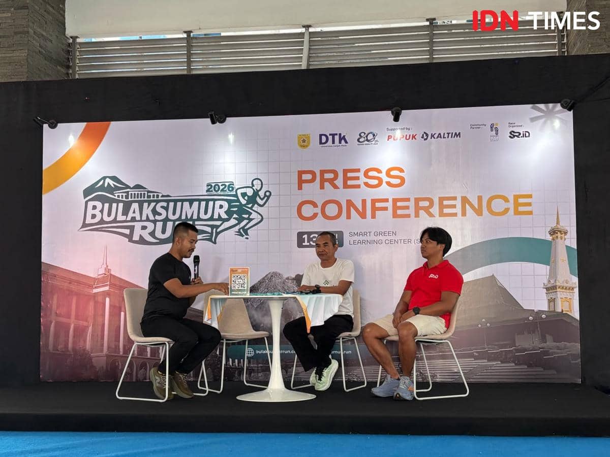 Tiga pembicara duduk di atas panggung saat konferensi pers Bulaksumur Run 2026 di Smart Green Learning Center, Yogyakarta.