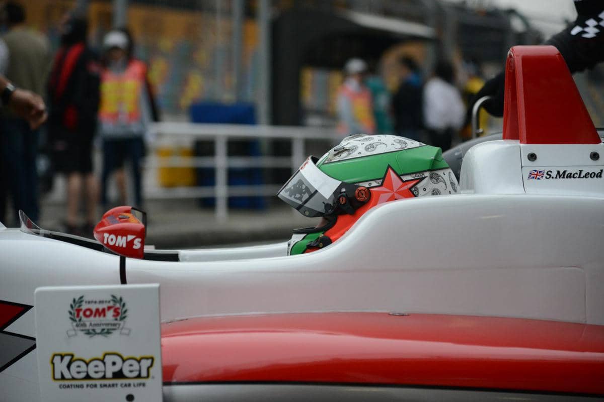 perbedaan helm F1 dan MotoGP