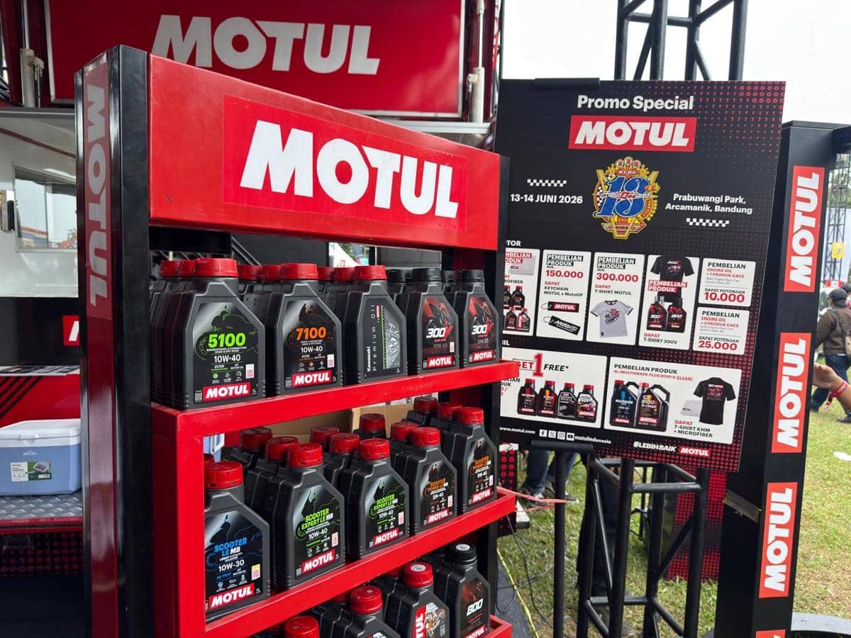 Rak produk oli motor Motul dengan berbagai varian dan papan promo acara BBQ Ride 2026 di Prabuwangi Park, Arcamanik, Bandung.
