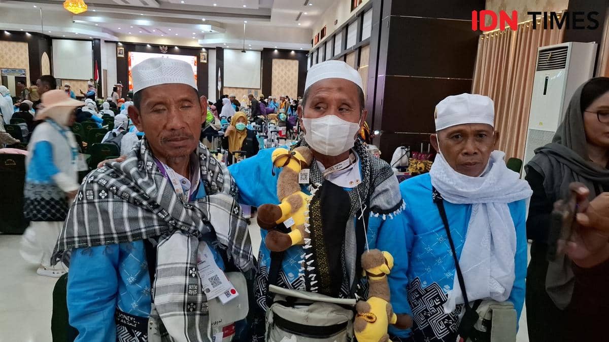 Saifuddin HM Abd Muin Saideng (tengah), jemaah haji tunanetra asal Kabupaten Sinjai di Asrama Haji Makassar, Minggu (14/6/2026). IDN Times/Darsil Yahya