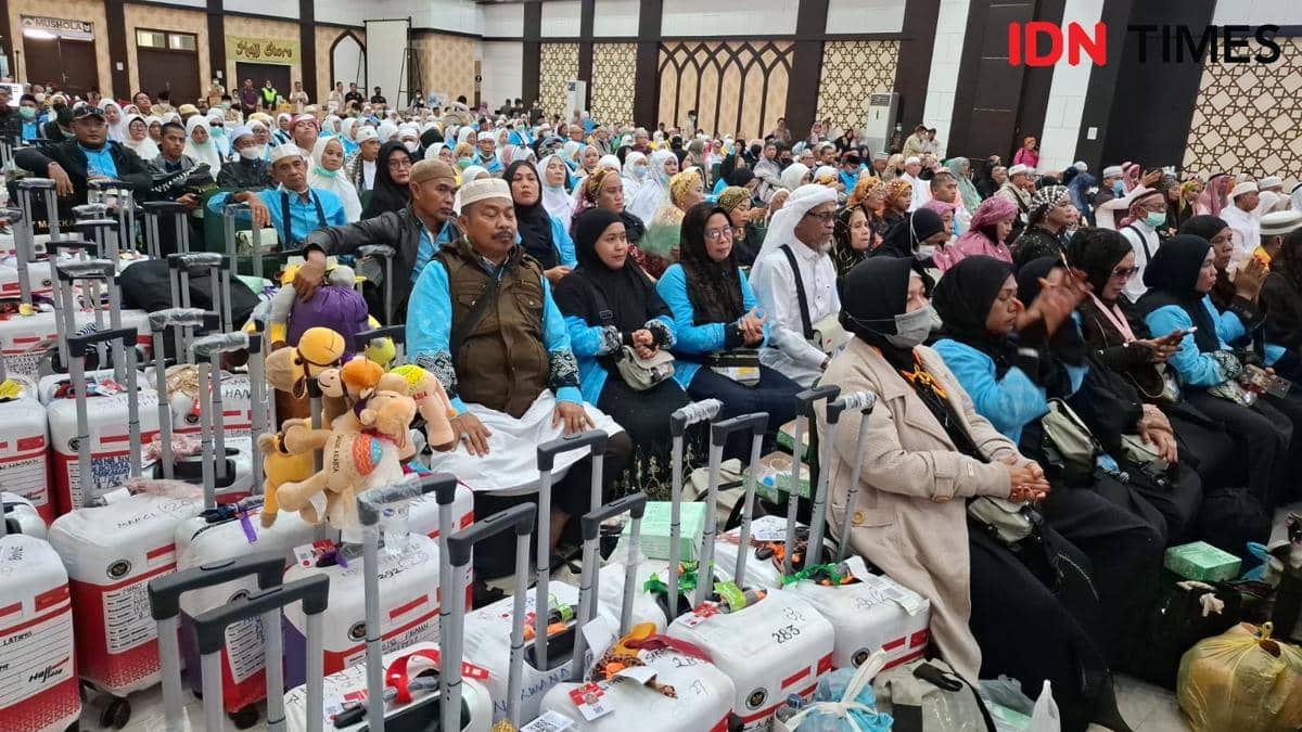 Ratusan jemaah haji Kloter 17 Debarkasi Makassar duduk di Aula Arafah Asrama Haji Sudiang dengan koper dan perlengkapan haji mereka.