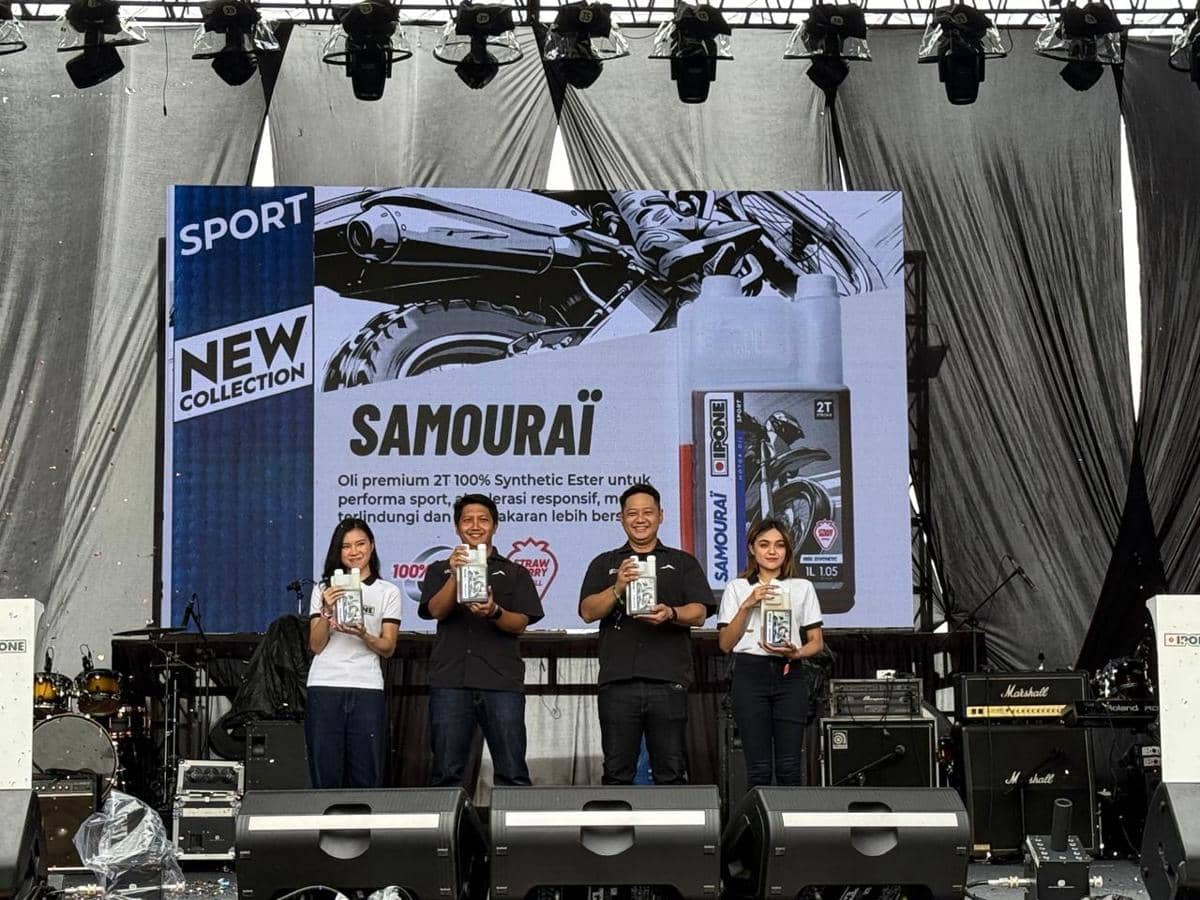 Empat orang berdiri di atas panggung memegang produk oli Ipone Samourai dengan latar layar besar bertema peluncuran produk baru.