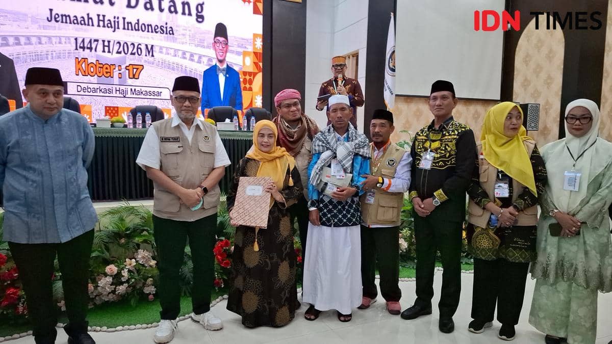 Saifuddin HM Abd Muin Saideng (tengah), jemaah haji tunanetra asal Kabupaten Sinjai di Asrama Haji Makassar, Minggu (14/6/2026). IDN Times/Darsil Yahya