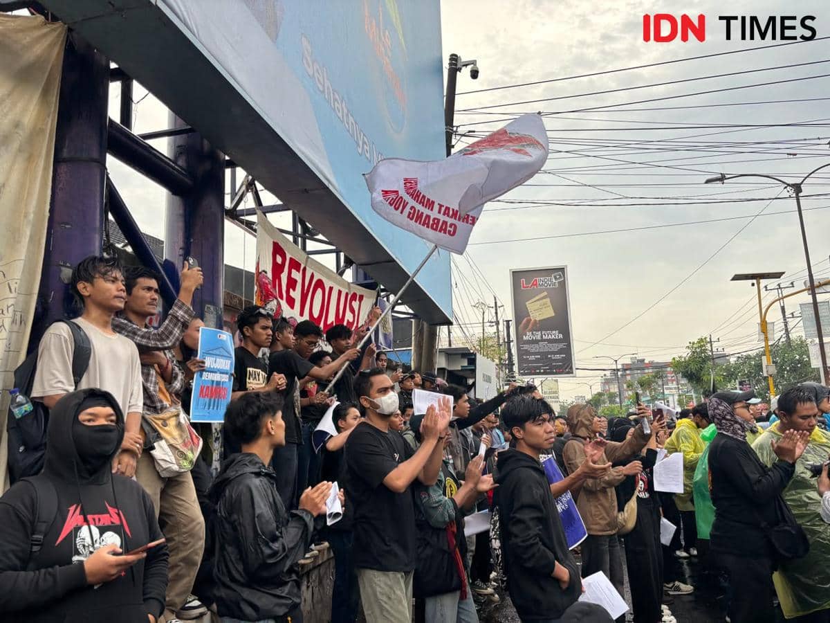 Aksi Rakyat Memanggil di Pertigaan Gejayan, Sleman, Sabtu (13/6/2026). (IDN Times/Herlambang Jati Kusumo)