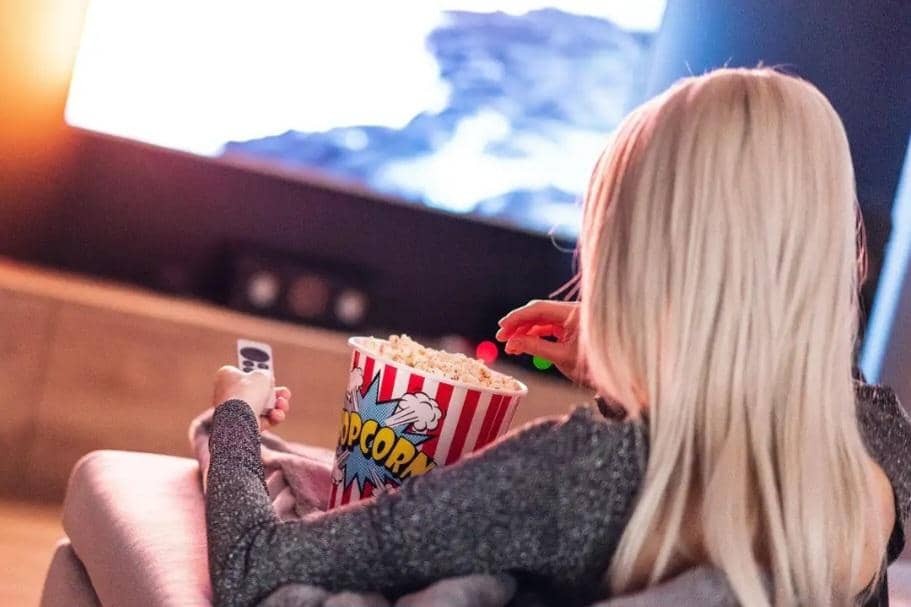 ilustrasi memakan popcorn