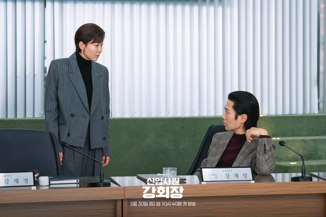 Dua karakter dalam drama Reborn Rookie sedang berdiskusi serius di ruang rapat dengan suasana tegang dan formal.