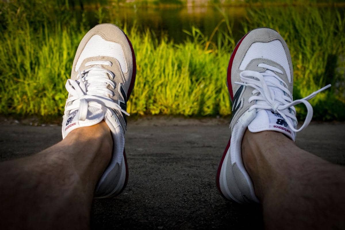 ilustrasi pemakaian sepatu New Balance