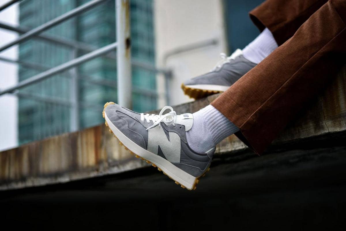 ilustrasi sepatu New Balance dipakai sehari-hari