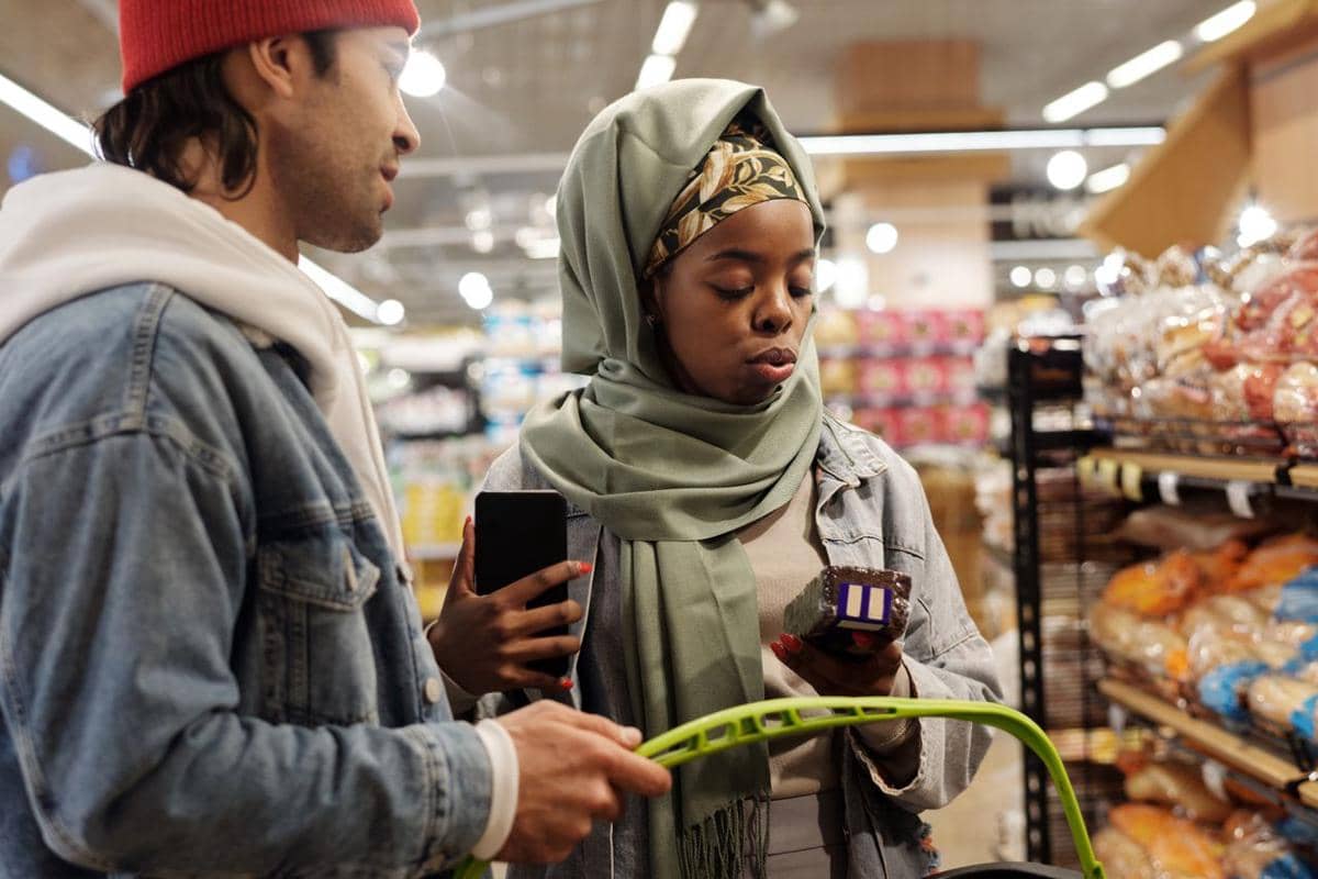 ilustrasi pria dan wanita berbelanja bahan makanan di supermarket