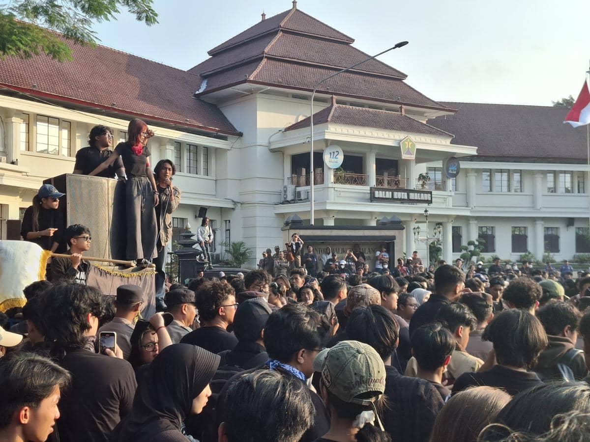 Tuntut Penutupan MBG dan KDKMP, Demo di Malang Sempat Panas