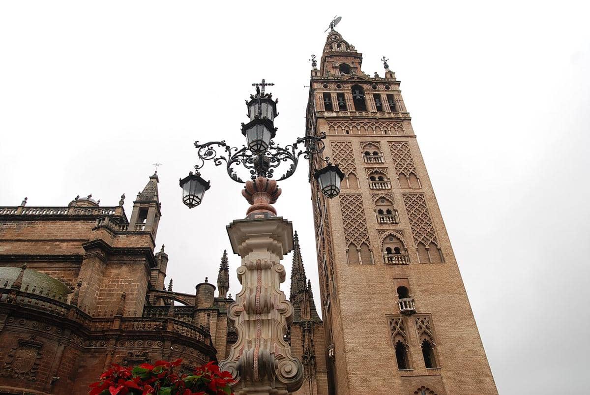 Menara Giralda (La Giralda), menara lonceng Katedral Sevilla di Spanyol.