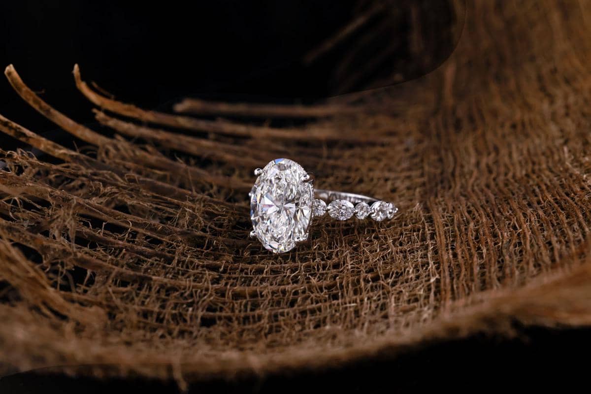 ilustrasi oval diamond ring
