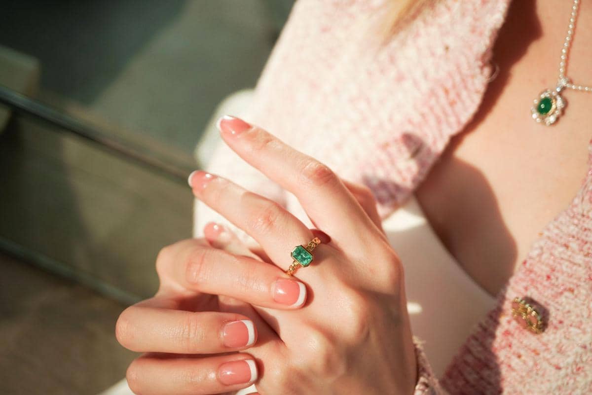 ilustrasi emerald diamond ring
