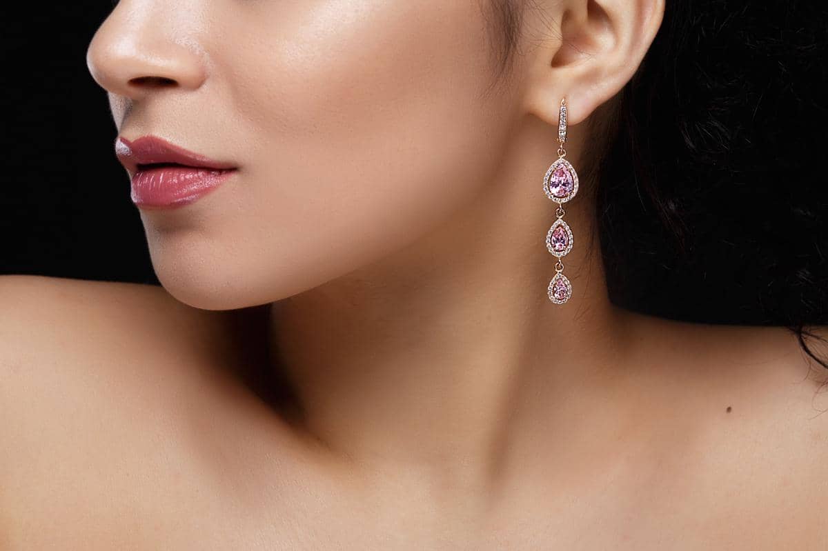 ilustrasi anting panjang