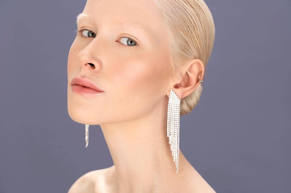 ilustrasi anting panjang