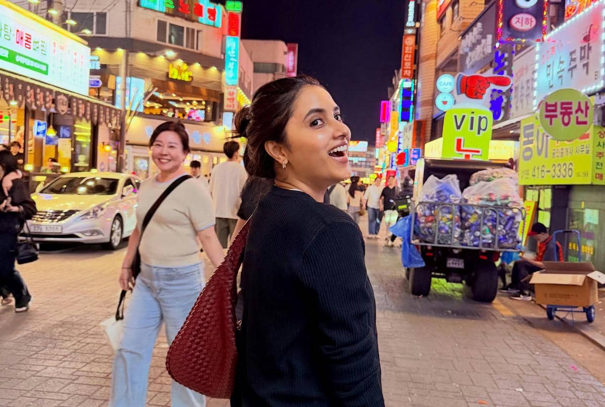 9 Momen Priyanka Mohan Liburan di Seoul, Mengunjungi Starfield Library