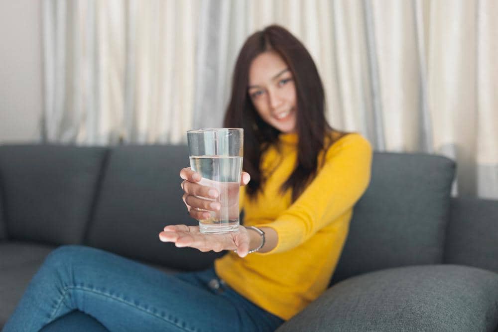 ilustrasi perempuan minum air putih