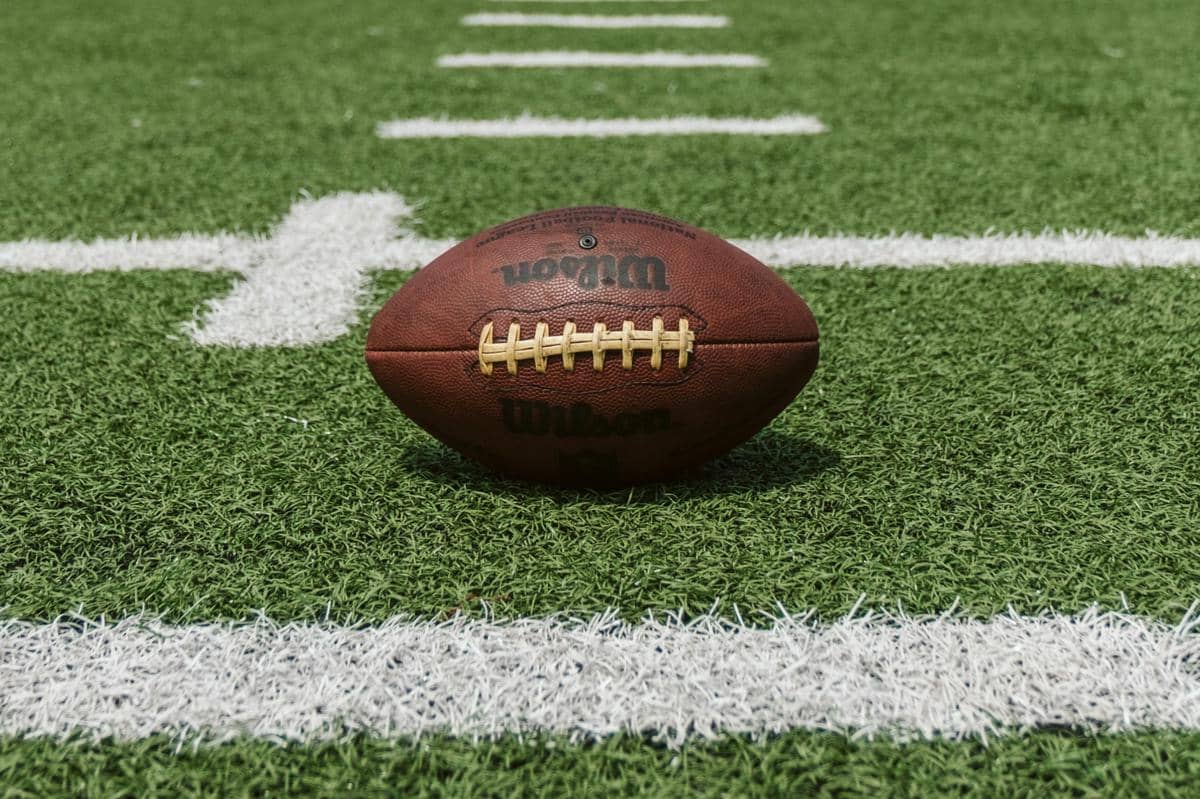 Kenapa Teknologi Sepak Bola Tertinggal dari American Football?