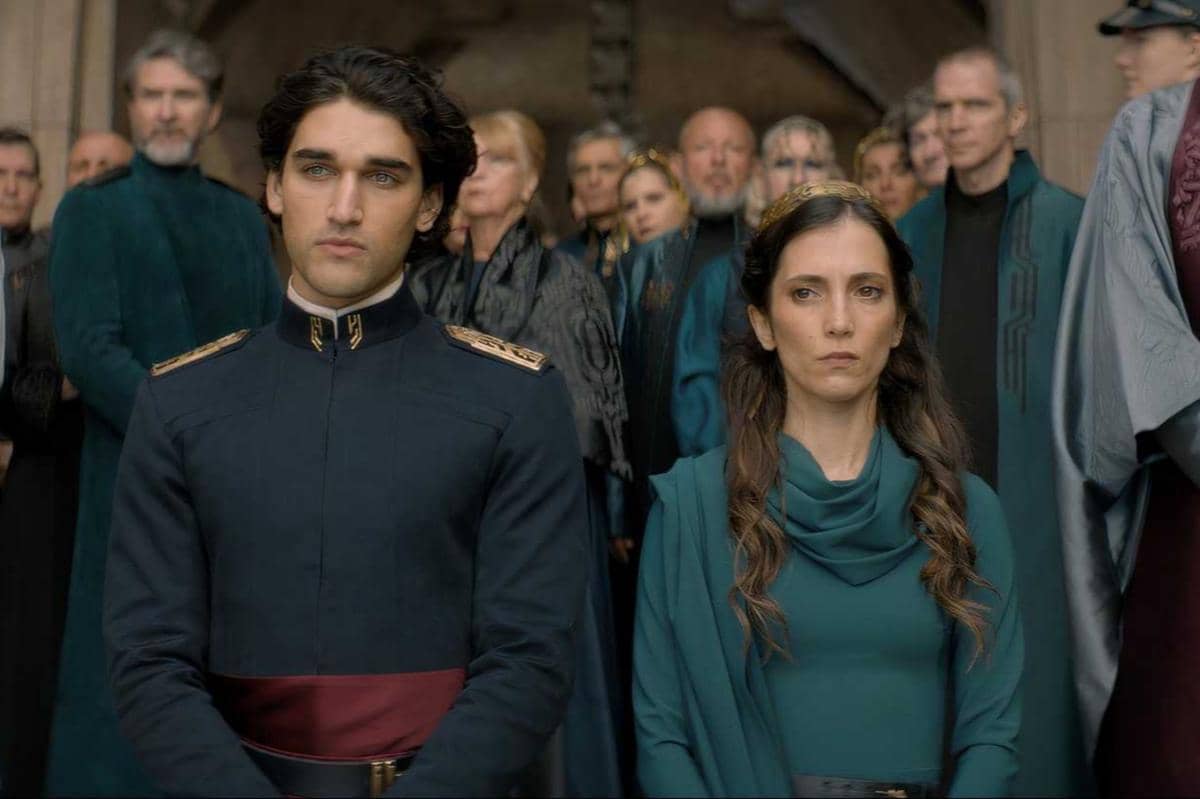 Josh Heuston (kiri) dalam serial Dune: Prophecy
