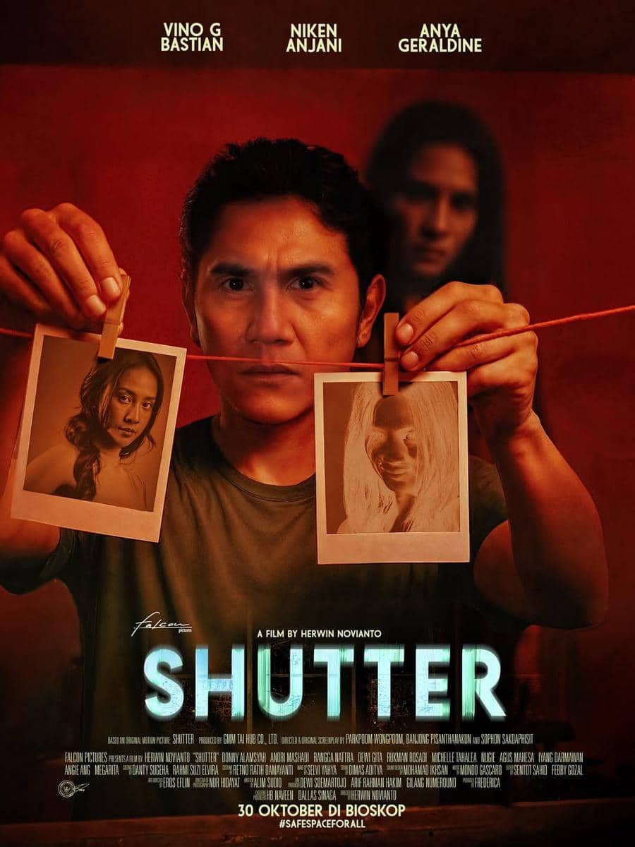 Poster film Shutter menampilkan seorang pria memegang dua foto wanita dengan latar belakang merah dan bayangan sosok misterius di belakangnya.