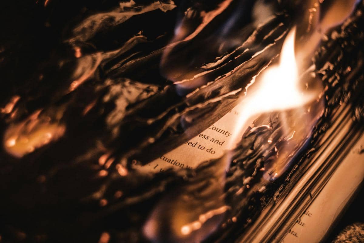 Ilustrasi buku terbakar