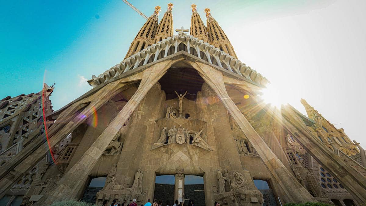 Dibangun selama 144 Tahun, Ini Fakta Menarik Menara Yesus Kristus Sagrada Familia