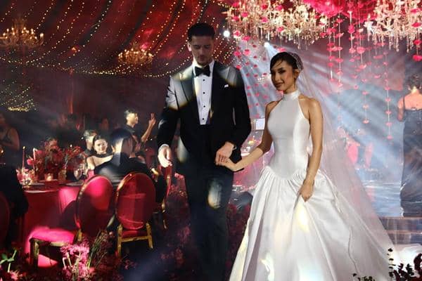 7 Potret Resepsi Pernikahan Jennifer Coppen dan Justin Hubner