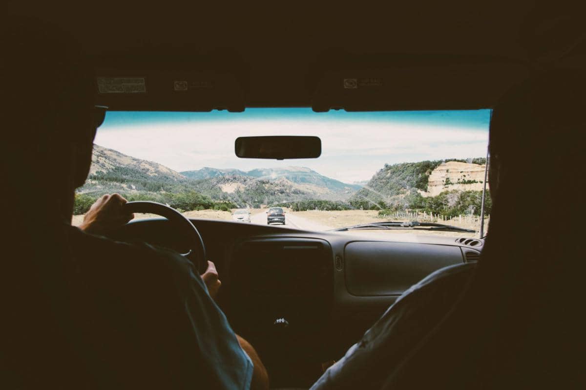 ilustrasi road trip dengan mobil