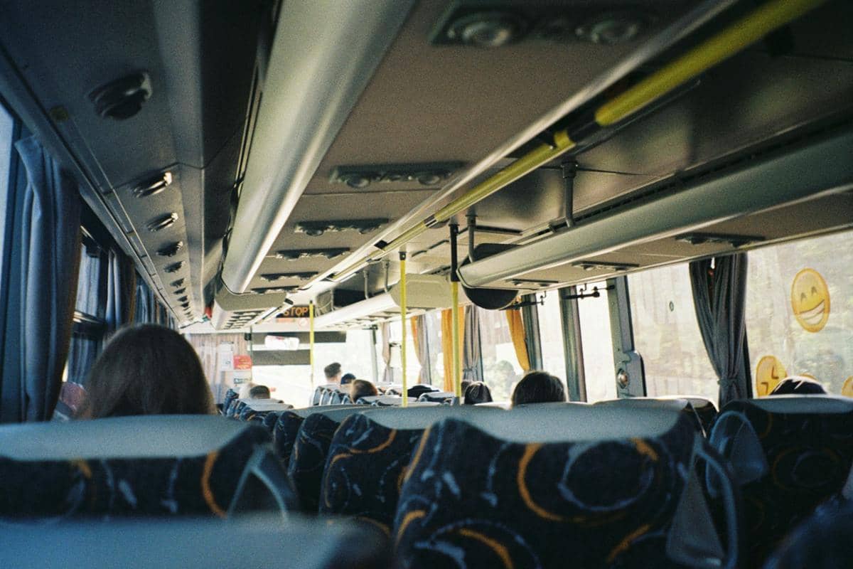 ilustrasi naik bus
