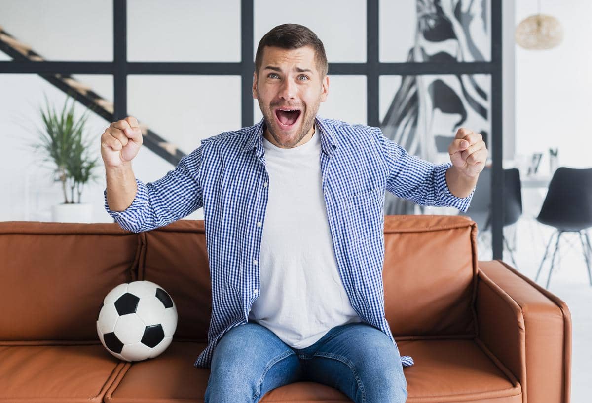 ilustrasi orang nonton bola