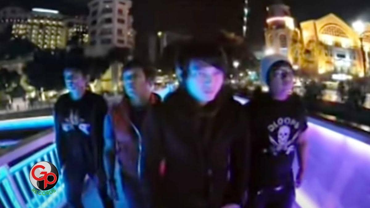 cuplikan video klip "Semakin Ku Kejar Semakin Kau Jauh"