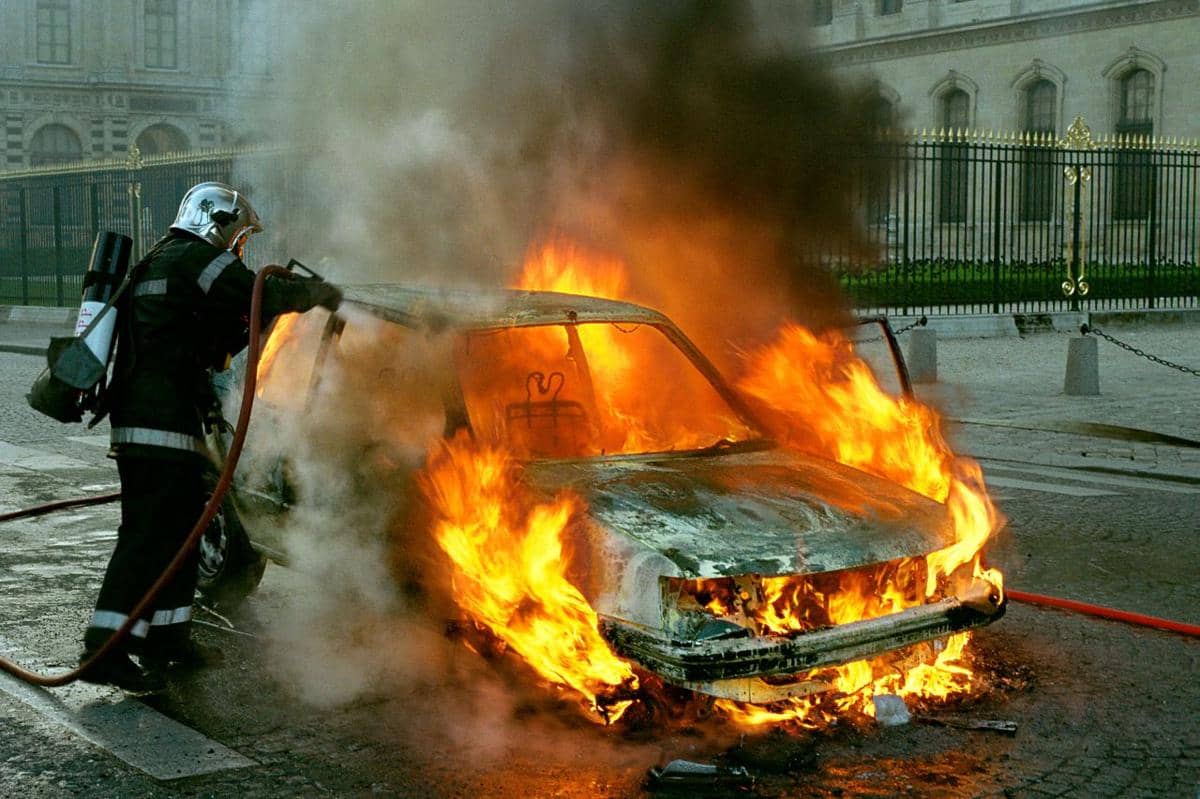 Mobil yang hangus terbakar.