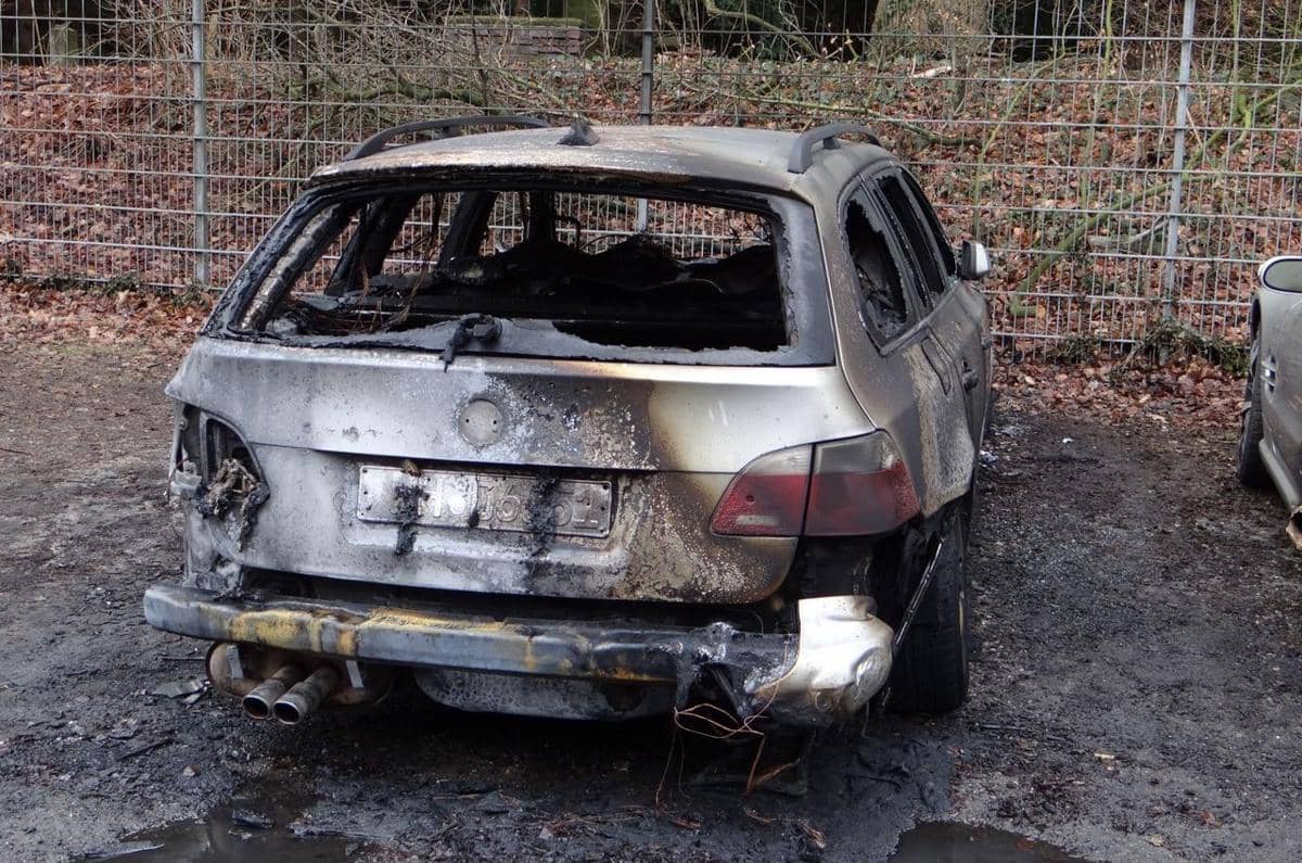 Mobil yang hangus terbakar.