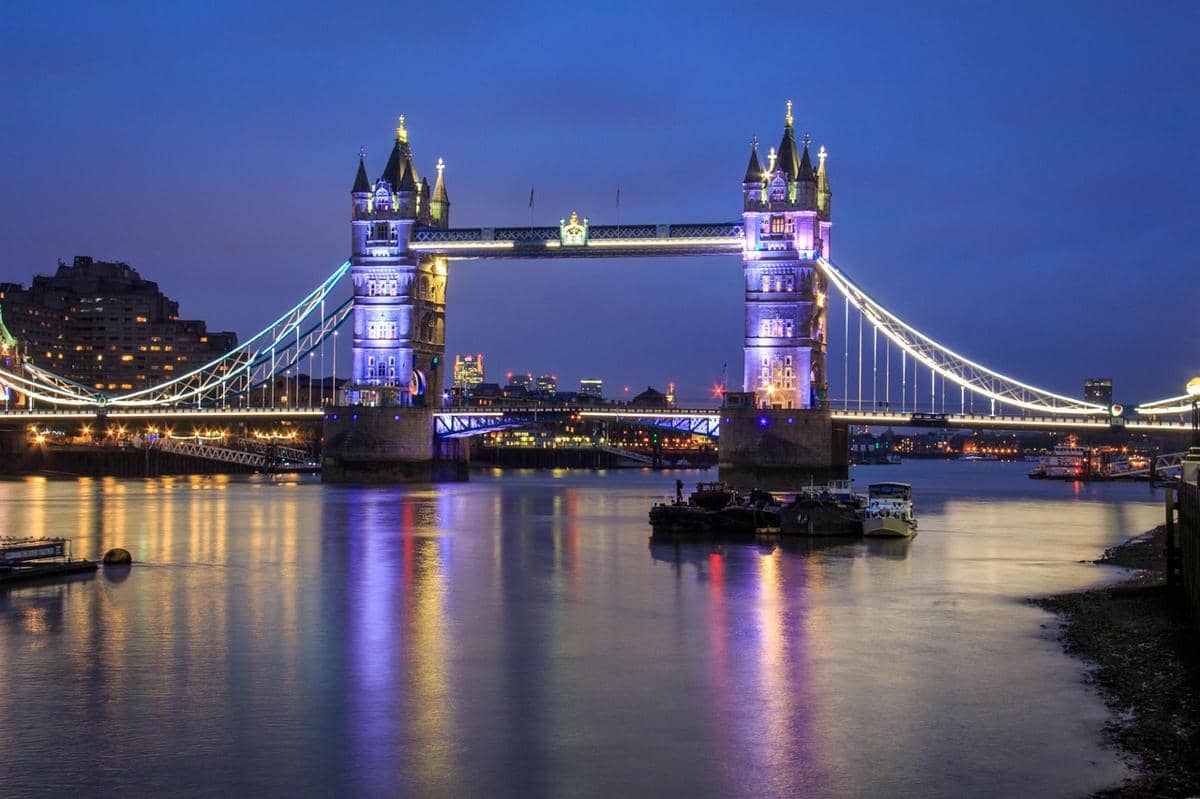 Tower Bridge (Jembatan Menara), salah satu landmark paling terkenal yang membentang di atas Sungai Thames di London, Inggris.
