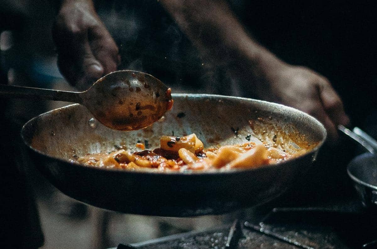 ilustrasi mencampur makaroni dengan saus