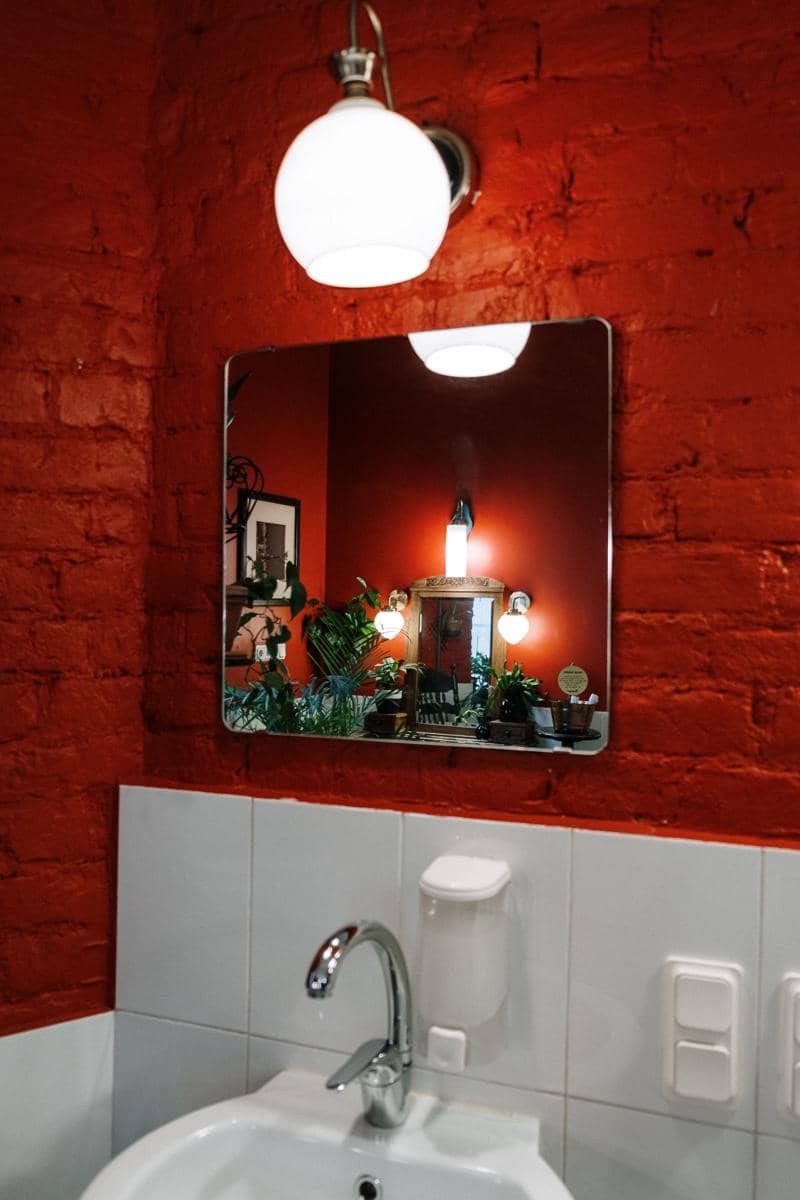 kamar mandi warna merah