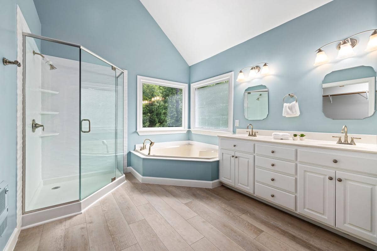 kamar mandi warna biru