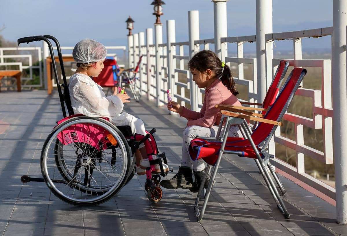 5 Cara Menanggapi Rasa Penasaran Anak tentang Disabilitas