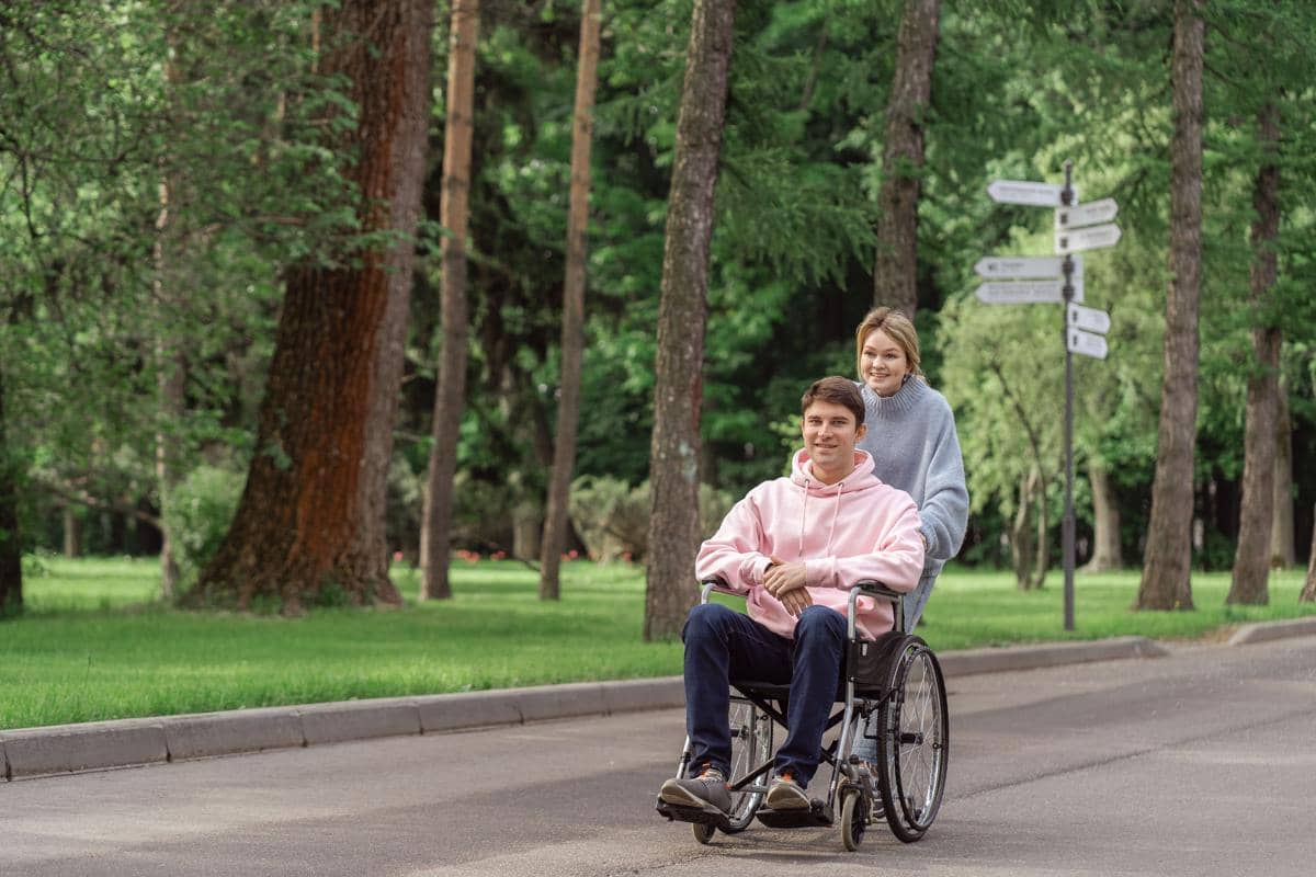 Penyandang disabilitas dan pendampingnya.
