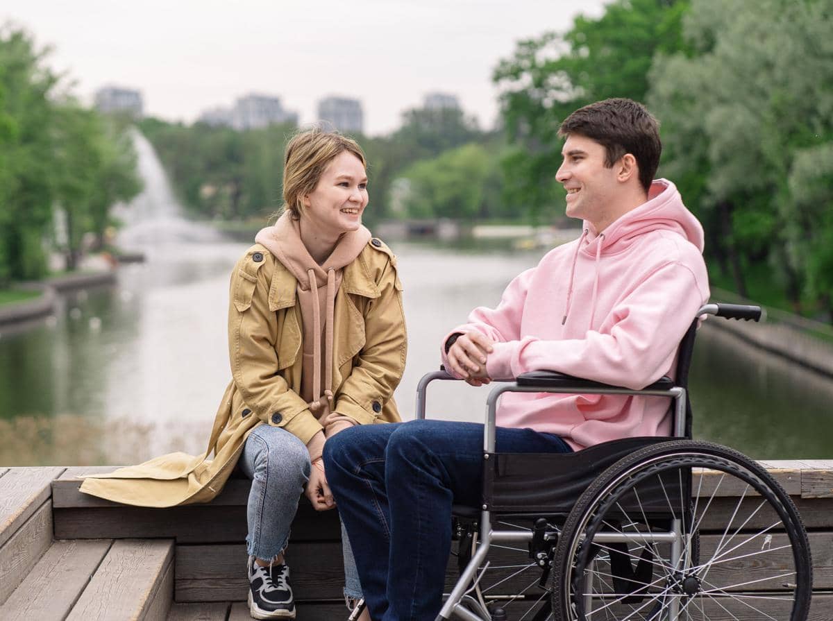Mengobrol dengan penyandang disabilitas.