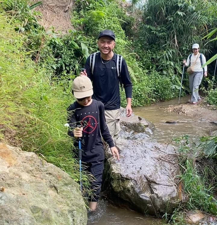 Ananda Omesh dan anak keduanya hiking di Sentul