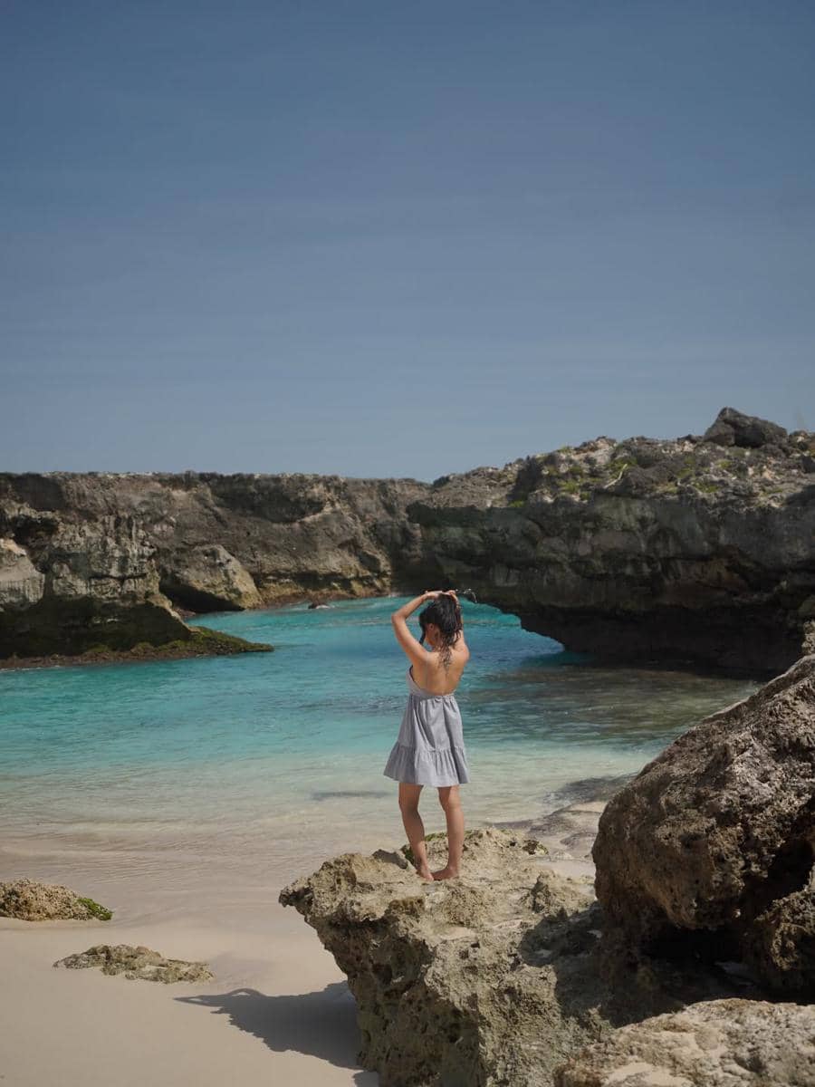 Wendy Walters menikmati keindahan pantai di Sumba Barat Daya